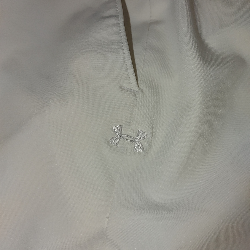 Under Armour White Bermuda Shorts Lightweight and Minimalist, Size 4 - Picture 5 of 10